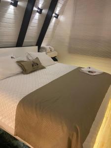 een slaapkamer met een groot bed in een kamer bij Cabana Álamo-Guimarães Reserva in Cambará