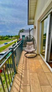 A balcony or terrace at Spacious Apartment with Balcony & Free Parking Még 6 kép