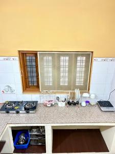 乌贾因Navkar Homestay - Ground Floor 2BHK near Mahakal的配有炉灶和台面的厨房