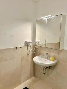 A bathroom at Spacious Apartment with Balcony & Free Parking