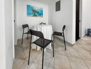 ハリウッドにあるHollywood Sunriseの黒い椅子と白いテーブルクロス +27枚の写真