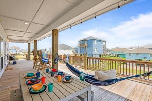 En balkon eller terrasse på Steps to Beach, Luxury 4BR & 4BA, Views, Games, Dog-Friendly