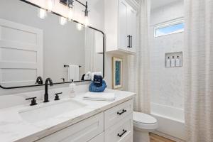 Et badeværelse på Steps to Beach, Luxury 4BR & 4BA, Views, Games, Dog-Friendly + 45 billeder