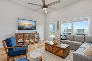 Et opholdsområde på Steps to Beach, Luxury 4BR & 4BA, Views, Games, Dog-Friendly