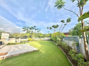 Zahrada ubytování Family Retreat 2BHK Apartment, River View, Pool, Amenities - Walk to Candolim Beach