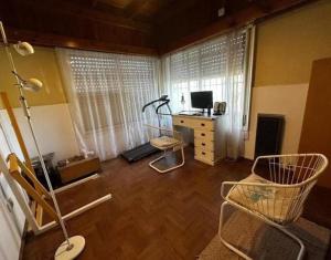 a room with a desk with a computer and a chair at Chalet House in La Plata in La Plata