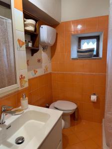 a bathroom with a toilet and a sink at Casina Gattoli in Montalcino