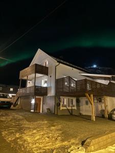 TrondalenにあるLeilighetenの空に緑の光が輝く白い家