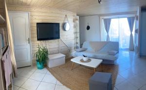 TV a/nebo společenská místnost v ubytování L'escale de Kerlochet