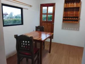 a dining room with a wooden table and chairs at Shark House in Bellavista