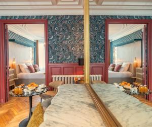 een kamer met twee bedden en een tafel met eten bij Villa Emilia - Suites de prestige au coeur de Nancy in Nancy