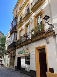 een gebouw met balkons aan de straatkant bij Bombonera in Jerez de la Frontera