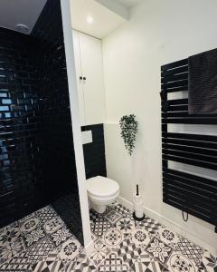 Koupelna v ubytování Chantilly Spa Lodge near Parc Asterix + 13 fotografií