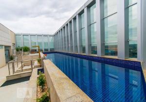 a swimming pool on the side of a building at Flat particular Vision Executive in Brasília