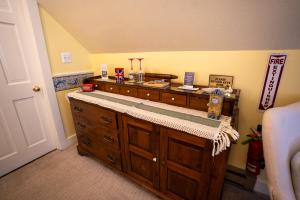 une pièce avec une commode en bois dans une pièce dans l'établissement Admiral Peary Inn, à Fryeburg 36 autres photos