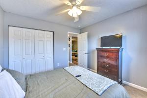 Ένα ή περισσότερα κρεβάτια σε δωμάτιο στο Heart of the Action