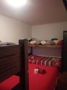 a room with two bunk beds and a red bed at La Verbena House in Viña del Mar