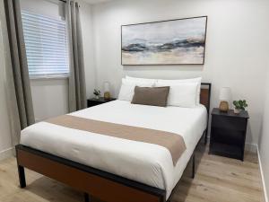 a bedroom with a large bed in a room at Designer's Touch in San Diego