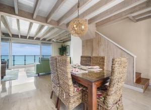 Orange HillWaterfront Relaxation with Stunning Views的一间有桌椅和枝形吊灯的餐厅