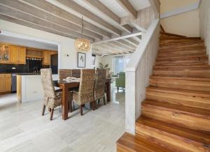 Orange HillWaterfront Relaxation with Stunning Views的带桌椅的餐厅和厨房