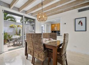 Orange HillWaterfront Relaxation with Stunning Views的配有木桌椅的餐厅