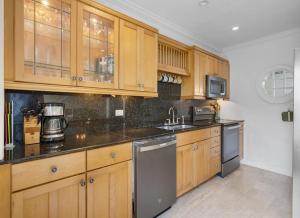 Orange HillWaterfront Relaxation with Stunning Views的配有木质橱柜和不锈钢器具的厨房 更多13张照片