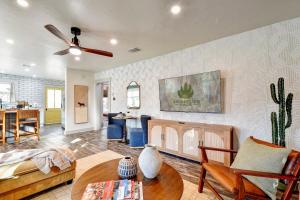 ein Wohnzimmer mit Sofa und Tisch in der Unterkunft Sagebrush Haus in Fredericksburg