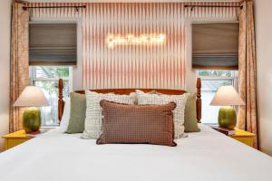 ein Schlafzimmer mit einem großen weißen Bett mit zwei Lampen in der Unterkunft Sagebrush Haus in Fredericksburg