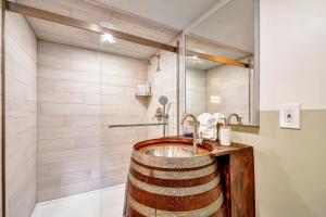 ein Bad mit einem Fasswaschbecken und einer Dusche in der Unterkunft Sagebrush Haus in Fredericksburg + 27 Fotos