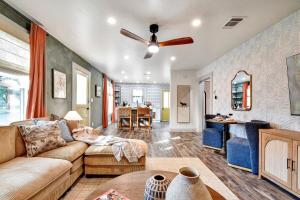 ein Wohnzimmer mit einer Couch und einem Deckenventilator in der Unterkunft Sagebrush Haus in Fredericksburg