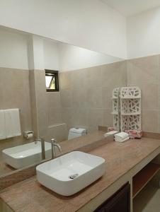 une salle de bain avec un lavabo, des toilettes et une baignoire dans l'établissement Villa Ravenala By S&p Villa Management, à Koh Samui 