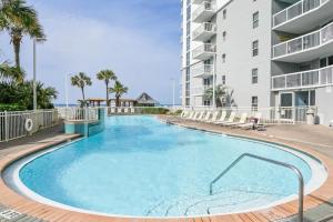 une grande piscine devant un immeuble dans l'établissement Pelican Beach Resort unit #903, à Destin
