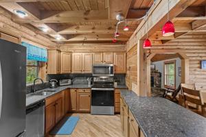 une cuisine avec des armoires en bois et un four à plaques de cuisson dans l'établissement The Great Bear Lodge, à Vilas