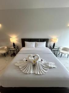 two swansrendered to look like birds sitting on a bed at Replay F405 By S&p Villa Management in Amphoe Koh Samui