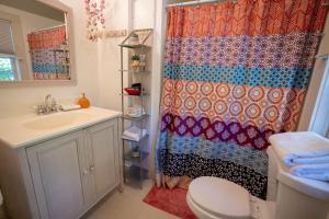 Phòng tắm tại Admiral Peary Inn +54 ảnh