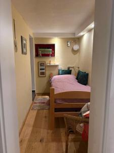 ヴァイブルクにあるFerienwohnung Lahntalblickの小さな部屋にベッドが置かれた寝室