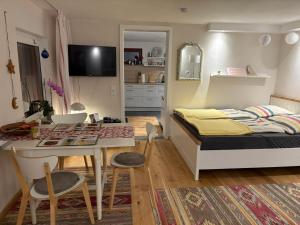 ヴァイブルクにあるFerienwohnung Lahntalblickのベッドとテーブルと椅子のある寝室