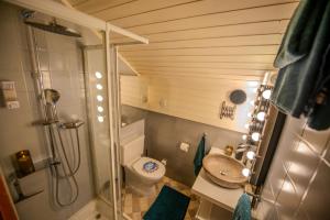 Koupelna v ubytování Appartement famille au pied des pistes + 30 fotografií