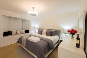 パナマ・シティ・ビーチにあるStunning 4BD Jacuzzi - 4 Min To Beach Panama Cityの大きなベッドと窓のある寝室