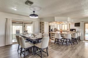 Kuchyň nebo kuchyňský kout v ubytování Lake Havasu Home with Pool 2 Mi to Boat Launch