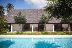 una casa con piscina y palmeras en Villa Aditi - Amazing Beachfront Villa, en Nathon Bay