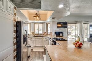 TV a/nebo společenská místnost v ubytování Lake Havasu Home with Pool 2 Mi to Boat Launch