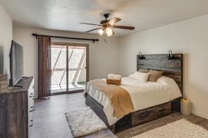 Postel nebo postele na pokoji v ubytování Lake Havasu Home with Pool 2 Mi to Boat Launch + 30 fotografií