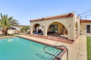 Bazén v ubytování Lake Havasu Home with Pool 2 Mi to Boat Launch nebo v jeho okolí