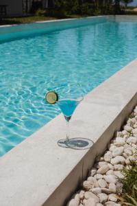 una copa de vino junto a la piscina en Villa Aditi - Amazing Beachfront Villa, en Nathon Bay