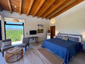 El PorvenirにあるValle Soléaのベッドと大きな窓のある寝室