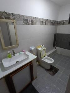 Et badeværelse på Bilinbi Cozy Home + 3 billeder