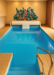 Bazén v ubytování Gîte avec piscine d'intérieure nebo v jeho okolí