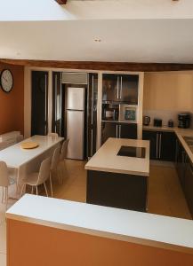 Kuchyň nebo kuchyňský kout v ubytování Gîte avec piscine d'intérieure