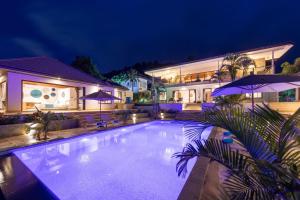 ein Swimmingpool vor einem Haus bei Nacht in der Unterkunft Here and Now Luxurious Sea view & Spa Villa in Koh Samui  + 78 Fotos